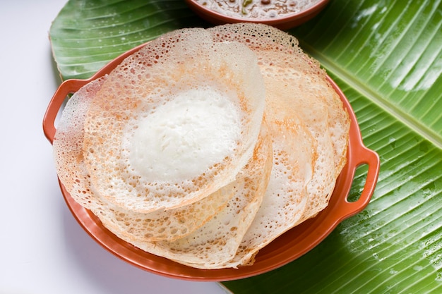 Appam ou velliappam ou kallappam ou paalappam saboroso e delicioso café da manhã no sul da Índia