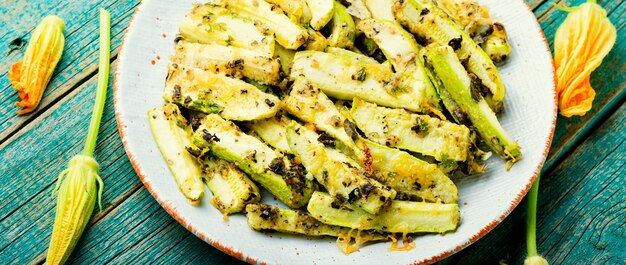 Appetitanregende hausgemachte gebackene Zucchini mit Gewürzen und Kräutern