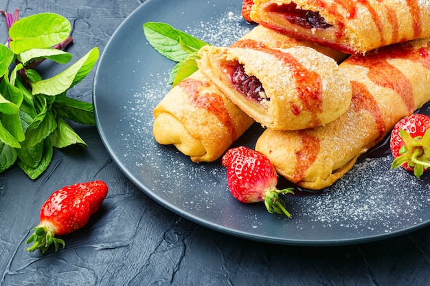 Appetitanregende hausgemachte Kuchen mit Erdbeeren und Marmelade