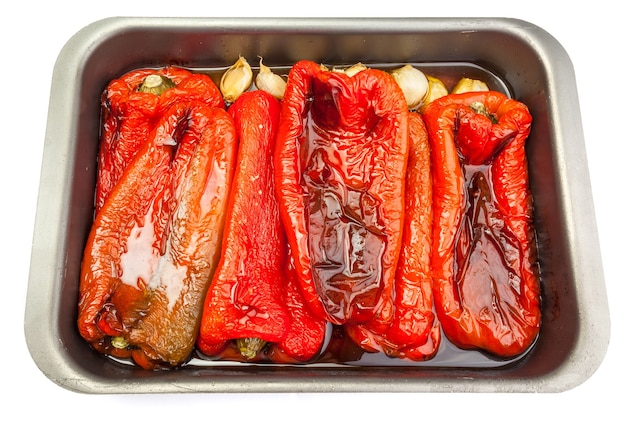 Appetitanregende hausgemachte rote Paprika auf einer Bratpfanne Tablett isoliert auf weißer Oberfläche