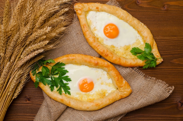 Appetitanregende Torten mit Käse und Eiern auf Sackleinen