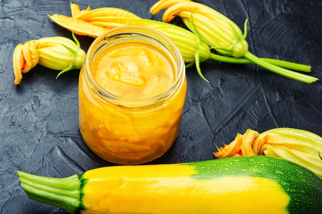 Appetitanregende Zucchini-Marmelade oder Chutney