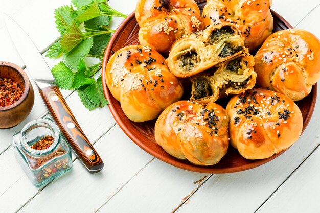 Appetitanregendes Brötchen mit Brennnesseln.