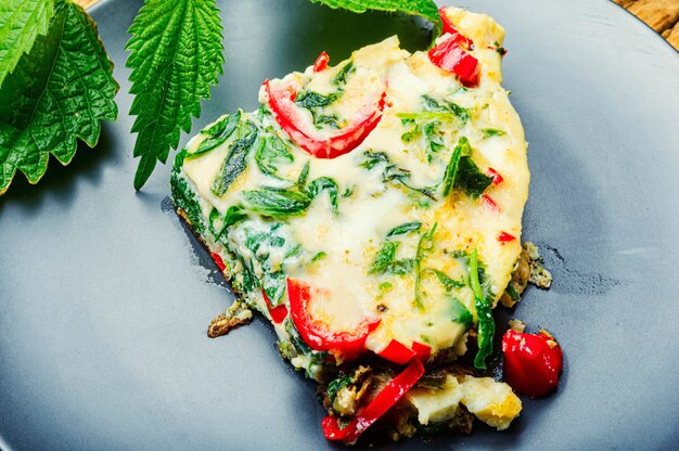 Appetitanregendes italienisches Omelett mit frischen Kräutern und Brennnesseln.Italienische Küche.Gesunde Ernährung