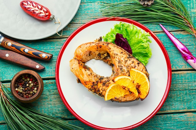 Appetitanregendes Lachssteak mit Orangen gebacken. Fischsteak, Weihnachtsessen.