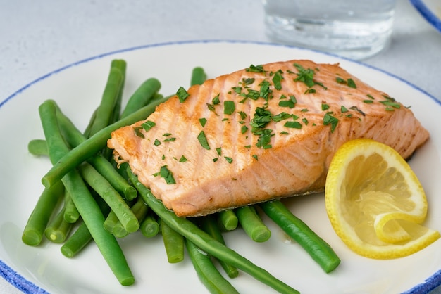 Appetitlich gebackener Lachs mit Spargel-Zitronen-Petersilie und Öl Nahaufnahme Seitenansicht