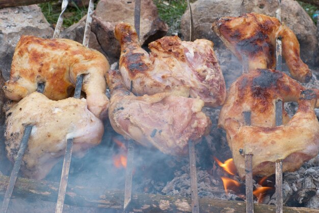 Appetitlich gegrillter Hähnchenspieß am Metallspieß