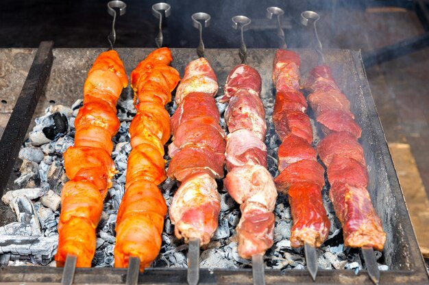 Appetitlich geröstete oder gegrillte marinierte Steaks auf heißem Grill beim Food Festival, Food- und Getränkekonzept