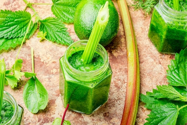 Appetitlich gesunder grüner Sommer-Smoothie aus Rhabarber- und Kräuterstängeln.