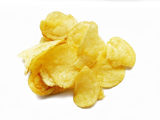 appetitlich knusprige Kartoffelchips auf weißem Hintergrund