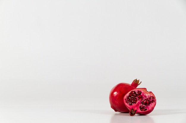 Foto appetitlich pomegranates auf weißem hintergrund