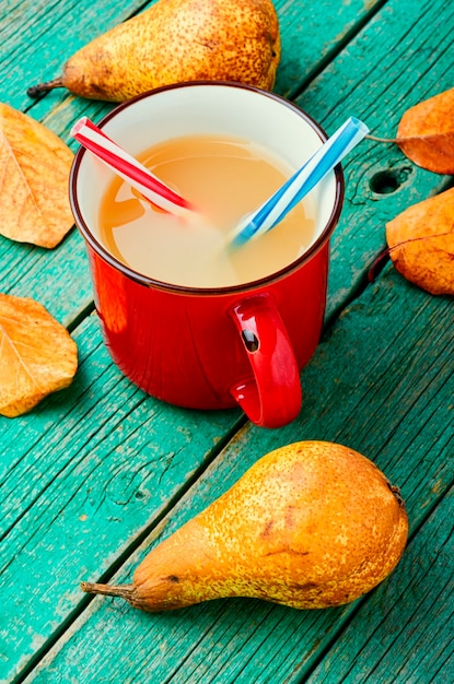 Appetitlich rustikaler Fruchtsaft oder Birnenkompott