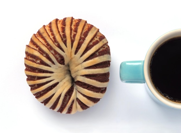 Appetitlich Taro-Brot und eine Tasse Kaffee isoliert auf weißem Hintergrund