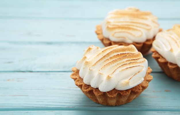 Appetitlich Zitrone Cupcakes mit weißer Creme auf blauem Hintergrund Urlaub Überraschung Geburtstag Valentinstag