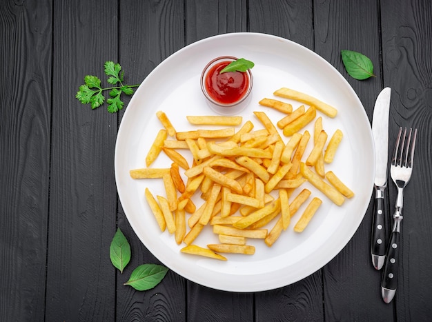 Appetitliche Beilage Pommes Frites mit Ketchup in einem weißen Teller