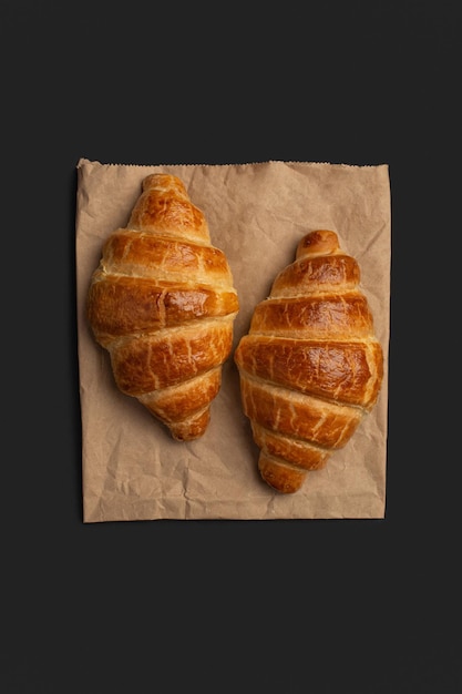 Appetitliche Croissants auf schwarzem Hintergrund