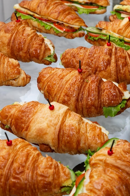 Appetitliche Croissants-Sandwiches auf dem Buffettisch Geschäftsessen und Catering Closeup Vertikal