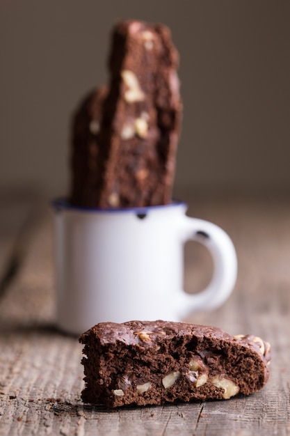 Appetitliche italienische Biscotti-Kekse in einer Tasse zum Kaffee