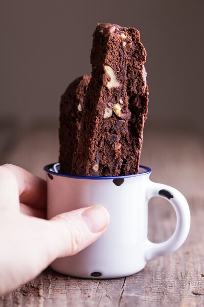 Appetitliche italienische Biscotti-Kekse in einer Tasse zum Kaffee