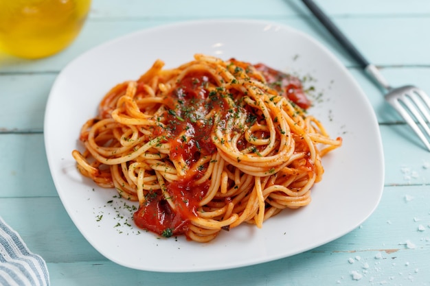 Appetitliche Nudeln mit Tomatensauce und Parmesan auf dem Teller. Nahansicht