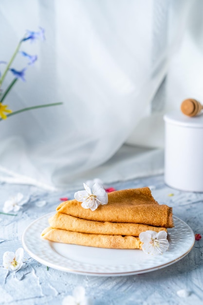 appetitliche Pfannkuchen auf weißem Teller Guten Morgen Frühlingsfrühstück Konzept