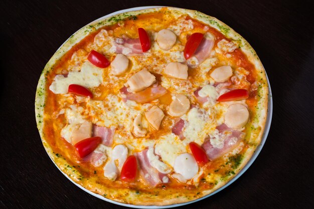 Appetitliche Pizza mit Meeresfrüchten