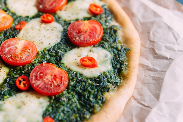 Appetitliche Pizza mit Pesto Mozzarella und Kirsche und Peperoni