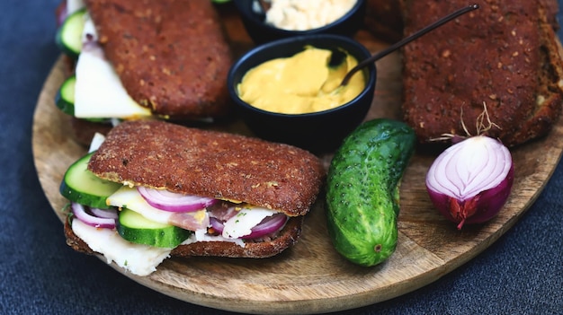 Appetitliche Sandwiches mit Schmaltzwiebeln und Gurken Ukrainischer Snack