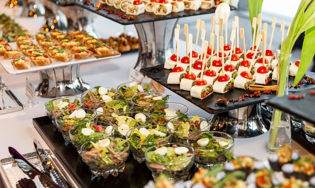 Appetitliche Snacks auf dem Buffettisch bei der Veranstaltung. Nahansicht.