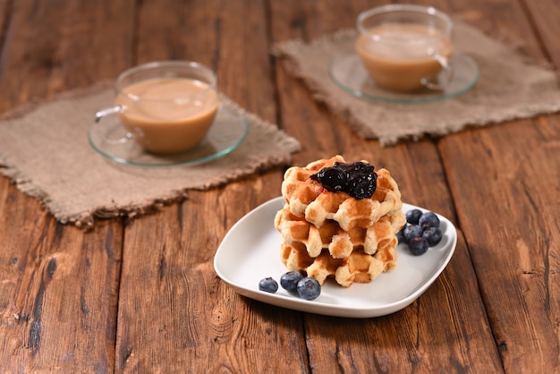 Appetitliche Waffeln mit Marmelade zum Nachtisch