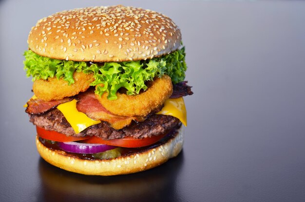 Appetitlicher Burger auf schwarzem Hintergrund 91