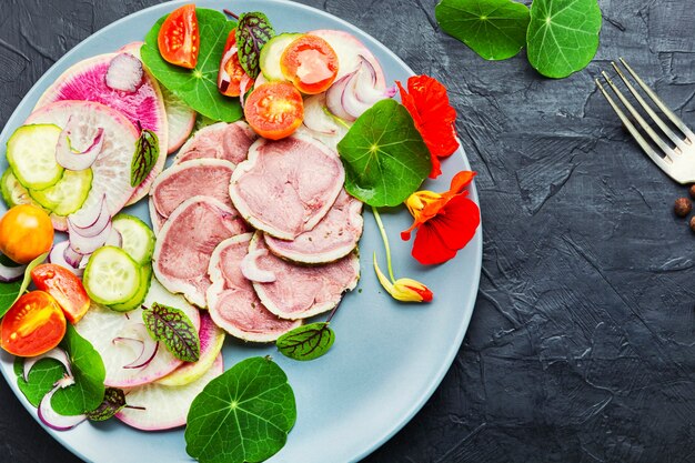 Appetitlicher Diätsalat mit Kalbszunge und Rettich