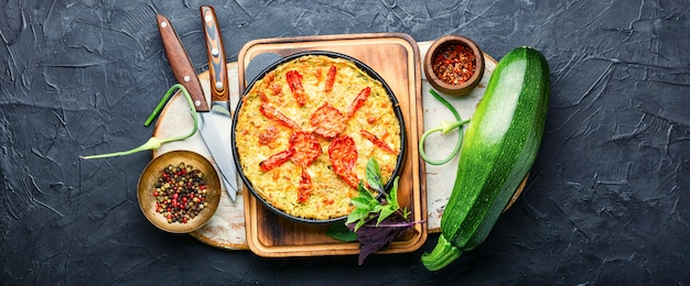 Appetitlicher Gemüseauflauf mit Zucchini und Tomate.Sommeressen