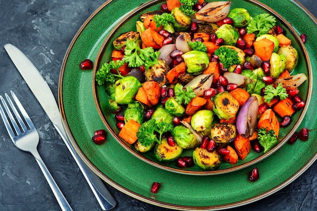 Appetitlicher Gemüsesalat auf grüner Platte