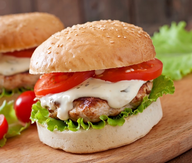 Appetitlicher Hamburger mit Chicken Burger und Sauce Tartar