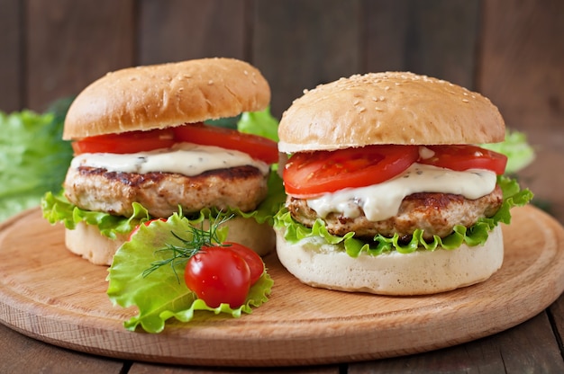 Appetitlicher Hamburger mit Chicken Burger und Sauce