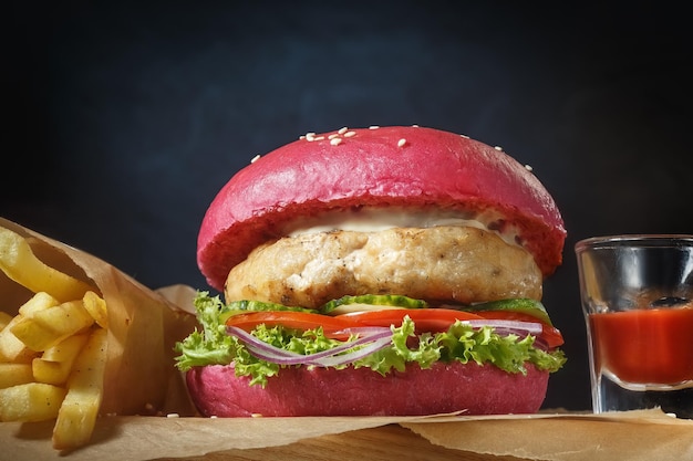 Appetitlicher rosa Burger