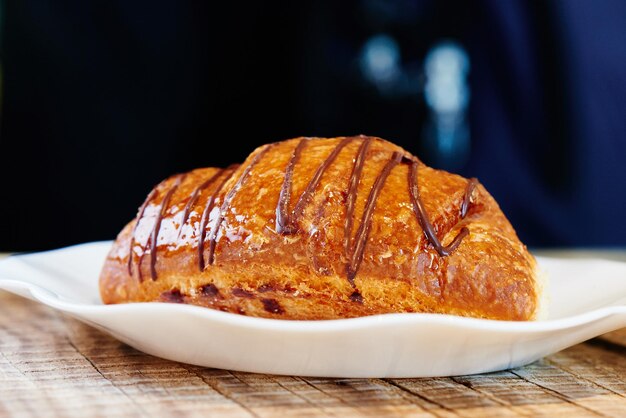 Appetitlicher Strudel mit Äpfeln und Beeren auf einem weißen Teller. Hausgemachtes Gebäckgebäck, Brötchen mit Belag