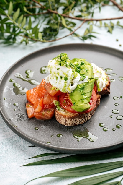 Appetitliches Avocado-Sandwich mit Lachs und pochiertem Ei zum Frühstück