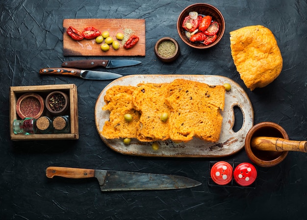 Appetitliches Brot mit getrockneten Tomaten und Oliven