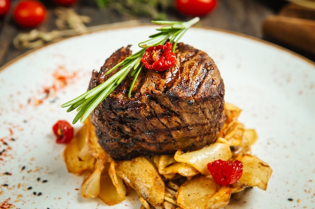 Appetitliches Filet-Mignon-Steak mit Kartoffelchips