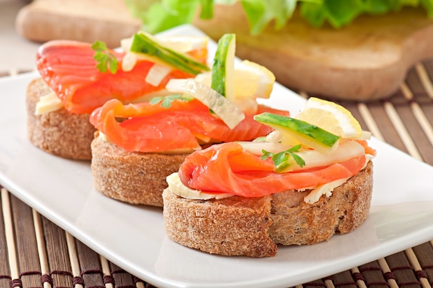 Appetitliches Sandwich mit Lachs