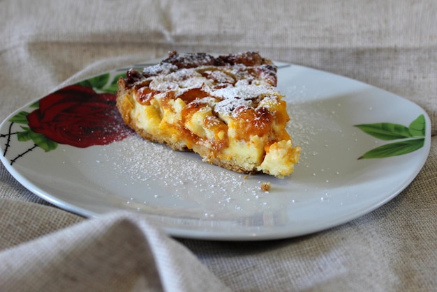 Appetitliches Stück Kuchen auf einer weißen Plattennahaufnahme