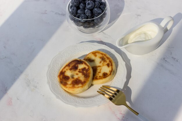 Appetitliches und gesundes Frühstück Hüttenkäsepfannkuchen