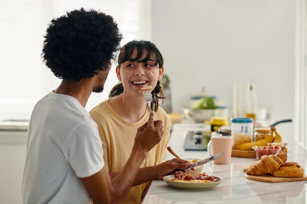 Foto appetitreiche hausgemachte pizza probieren