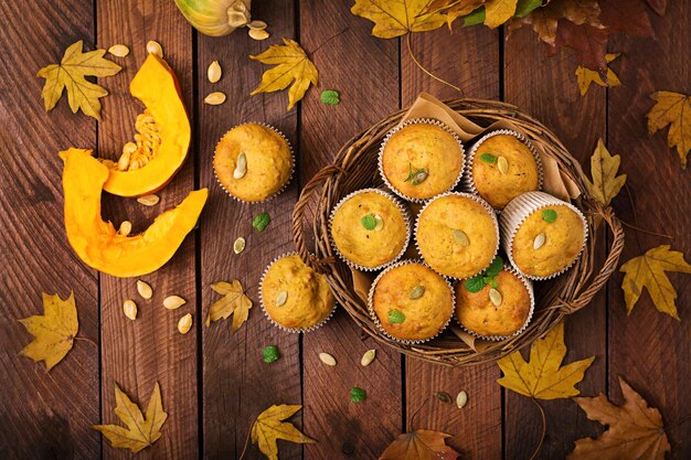 Appetitreiche und rötliche Muffins mit Kürbis und Walnuss Flay lay Top View