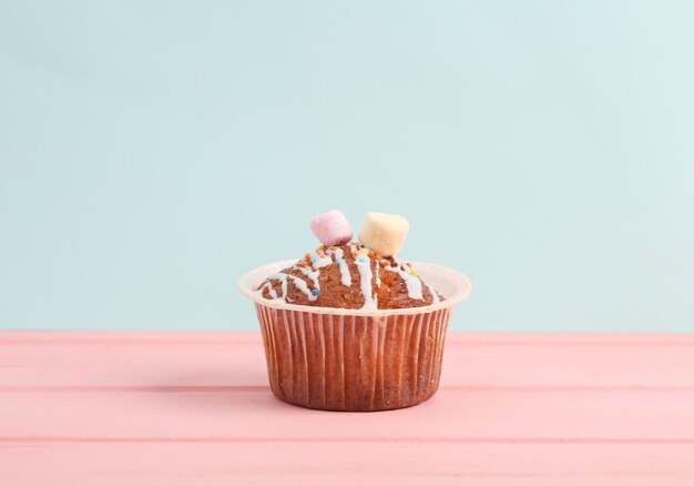 Appetitzender Cupcake auf einem pastellfarbenen Hintergrund
