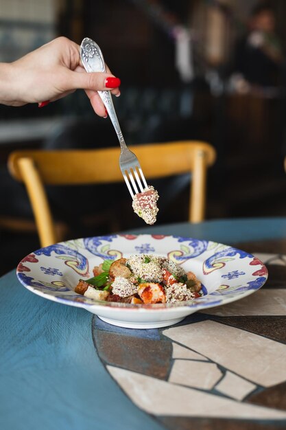 Foto appetitzender salat auf einem stilvollen retro-teller, foto-mockup-menü