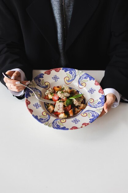 Foto appetitzender salat auf einem stilvollen retro-teller, foto-mockup-menü