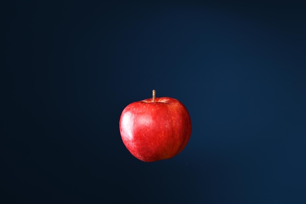 Apple auf dem dunkelblauen Hintergrund.